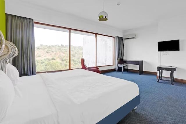 Royal Palms Hotel Mumbai Bagian luar foto