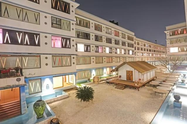 Royal Palms Hotel Mumbai Bagian luar foto